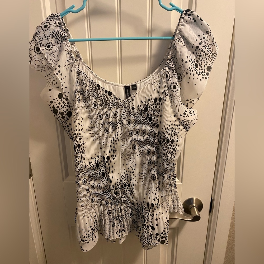 Essentials By Milano L Blouse Floral White Black Accordion Body Top Large Lg